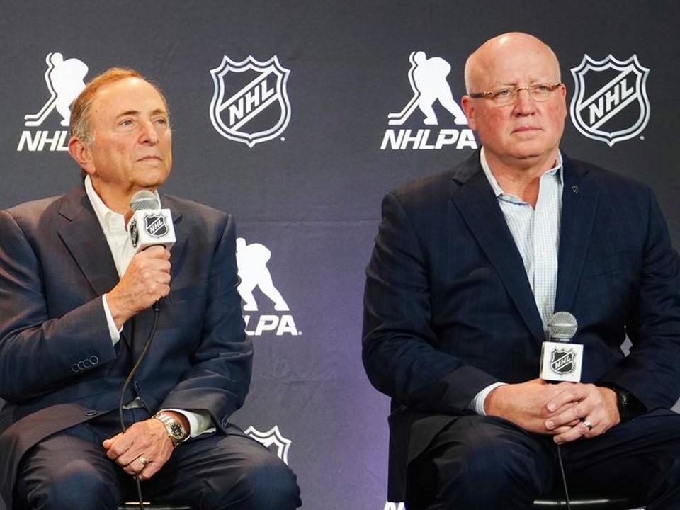 Vedenie NHL - Gary Bettman a Bill Daly.