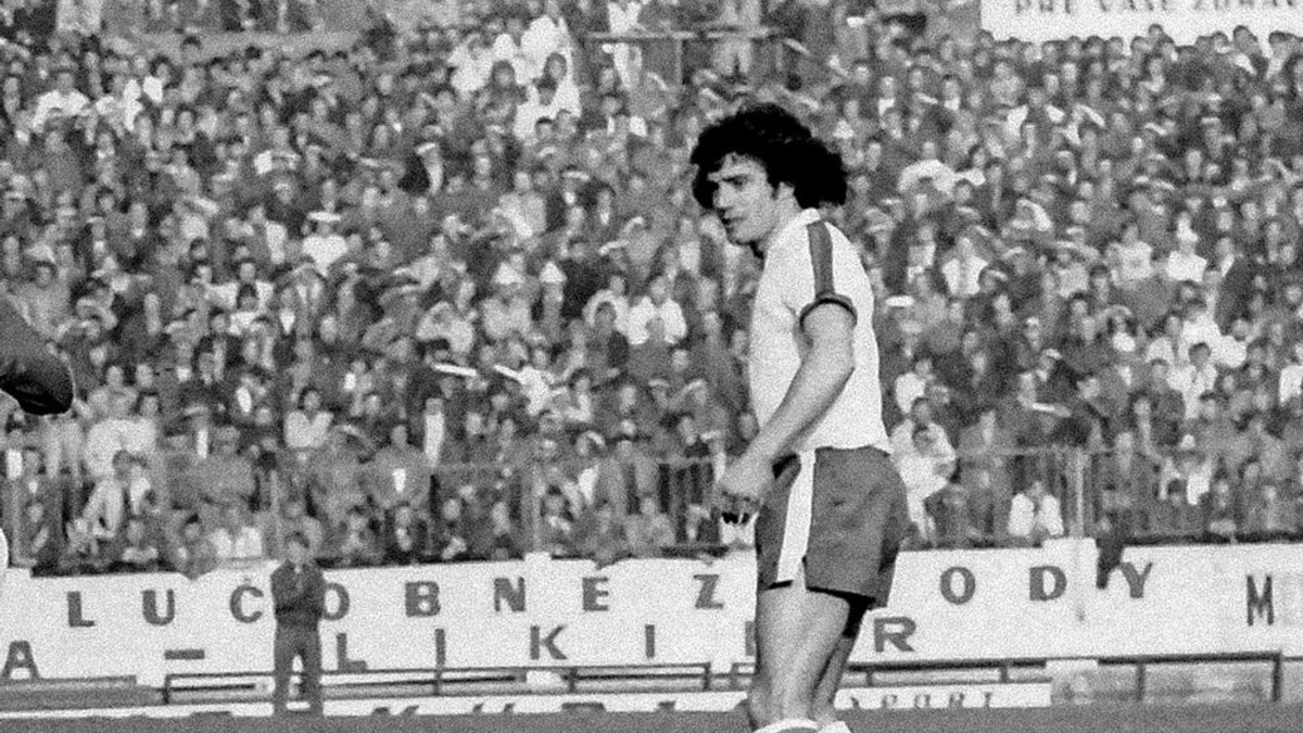 Kevin Keegan v zápase kvalifikácie ME 1976 ČSSR - Anglicko (2:1) 30. októbra 1975 v Bratislave na Tehelnom poli.

