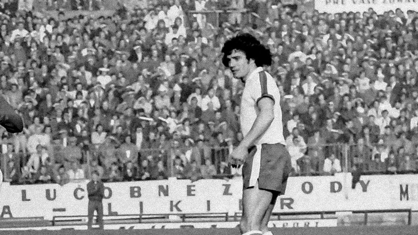 Kevin Keegan v zápase kvalifikácie ME 1976 ČSSR - Anglicko (2:1) 30. októbra 1975 v Bratislave na Tehelnom poli.
