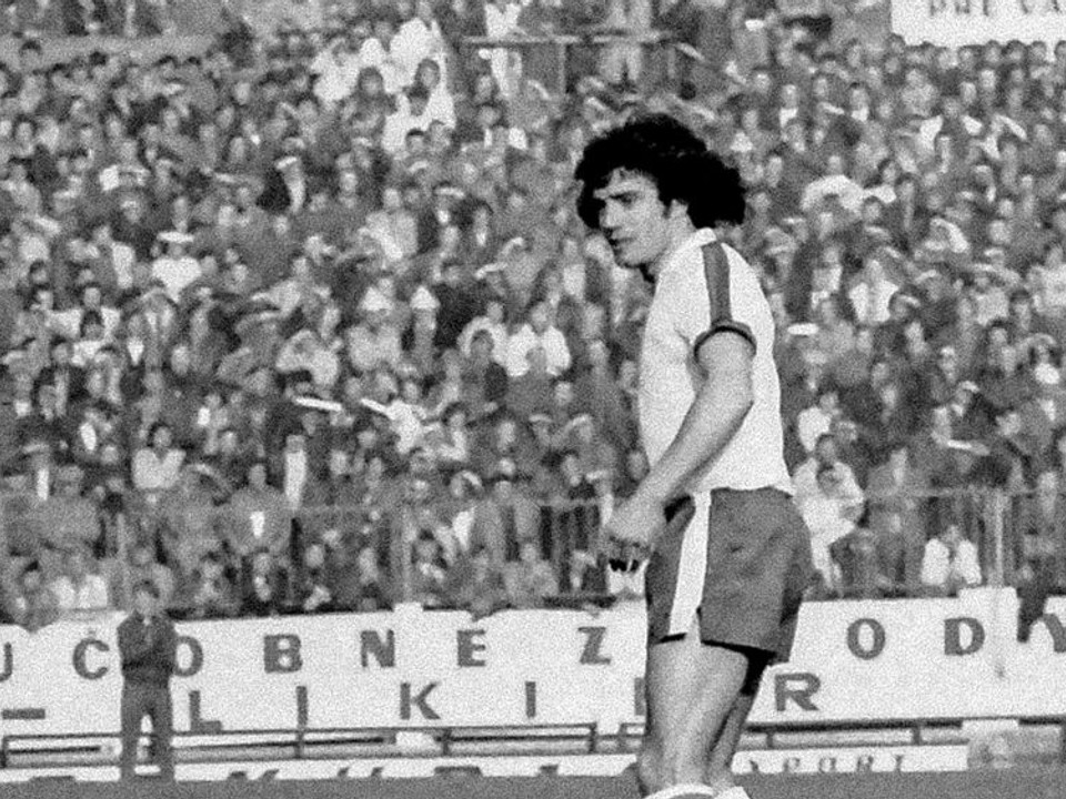Kevin Keegan v zápase kvalifikácie ME 1976 ČSSR - Anglicko (2:1) 30. októbra 1975 v Bratislave na Tehelnom poli.
