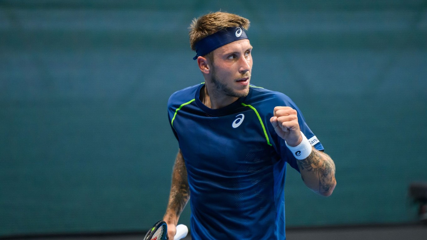 Alex Molčan reaguje po víťaznej výmene proti tenistovi Kolumbie Nicolásovi Mejiáovi v úvodnej dvojhre v rámci duelu 1. svetovej skupiny Davisovho pohára Slovensko - Kolumbia.