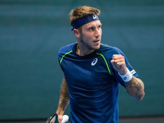 Alex Molčan reaguje po víťaznej výmene proti tenistovi Kolumbie Nicolásovi Mejiáovi v úvodnej dvojhre v rámci duelu 1. svetovej skupiny Davisovho pohára Slovensko - Kolumbia.