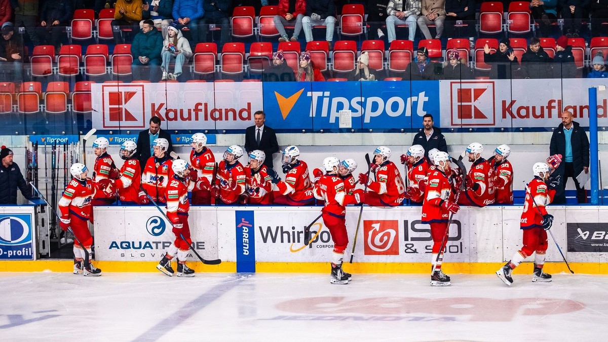 Hráči Liptovského Mikuláša sa tešia z gólu.