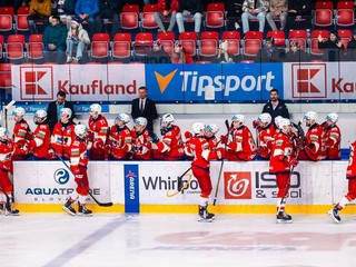 Hráči Liptovského Mikuláša sa tešia z gólu.