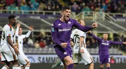 Obranca Fiorentiny Robin Gosens sa teší z gólu v zápase proti Lecce.