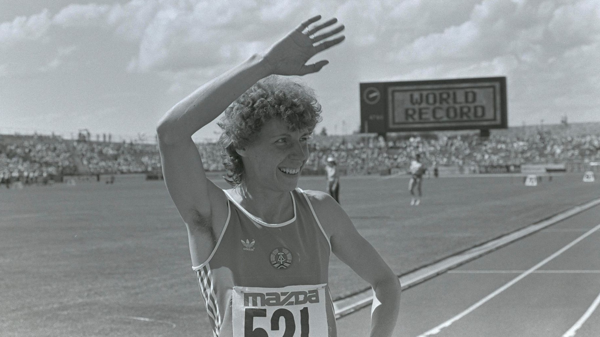 Marita Kochová z NDR máva fanúšikom v Canberre 6. októbra 1985 po víťazstve v behu na 400 m vo svetovom rekorde 47,60.  