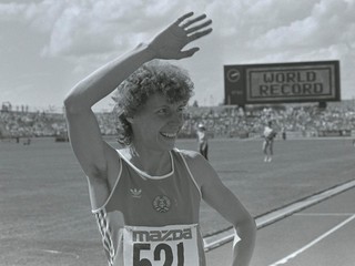 Marita Kochová z NDR máva fanúšikom v Canberre 6. októbra 1985 po víťazstve v behu na 400 m vo svetovom rekorde 47,60.  