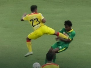 Brutálny faul v Indonézii