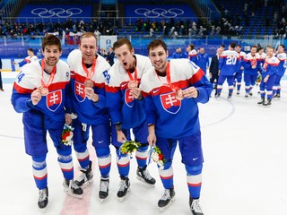 Na snímke slovenskí hráči zľava Peter Čerešňák, Martin Marinčin, Martin Gernát a Tomáš Jurčo oslavujú po zisku bronzu.