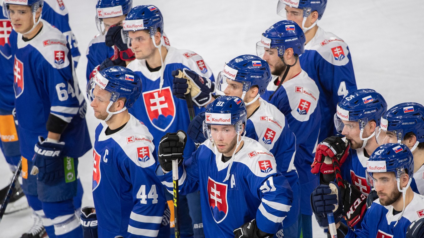 Na snímke slovenskí hokejisti prehre 3:4 po predĺžení v zápase Slovensko - Dánsko na hokejovom turnaji o Nemecký pohár 2022 v Krefelde v sobotu 12. novembra 2022.