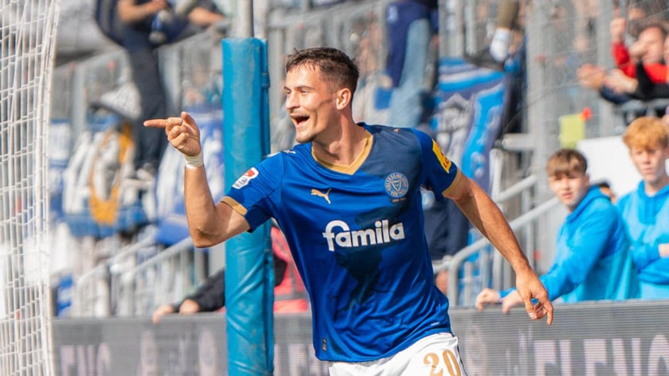 Adrián Kaprálik v drese Kielu.