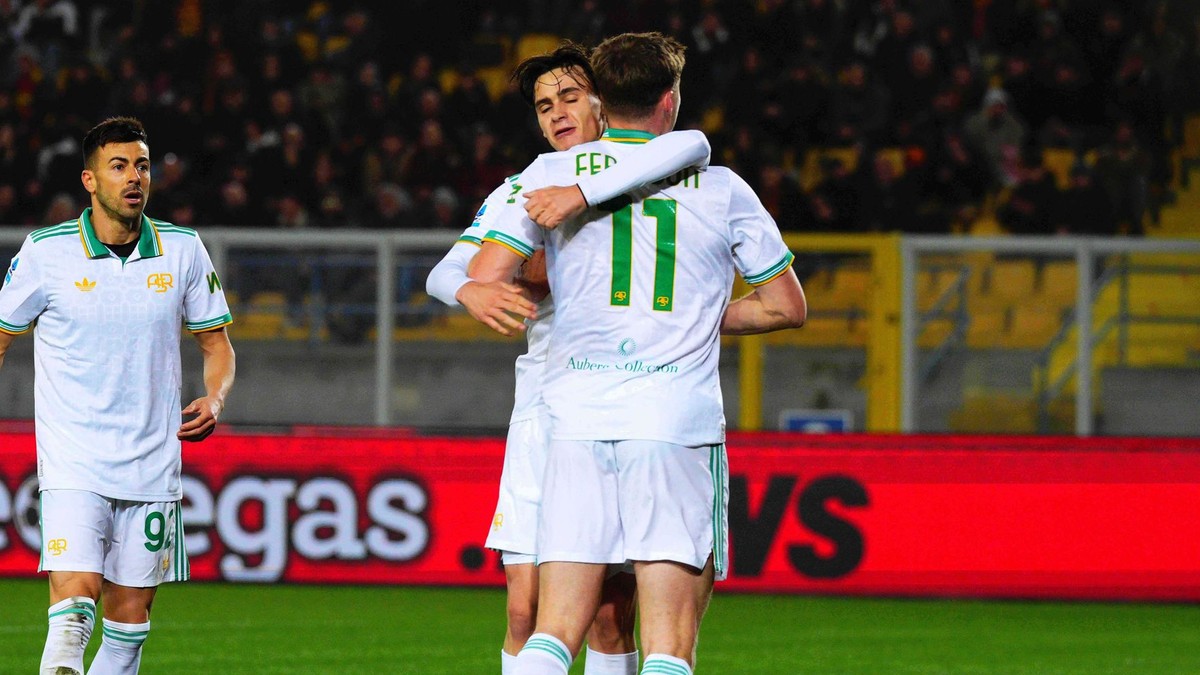 Hráč Ríma Evan Ferguson (vpravo) oslavuje so spoluhráčmi po tom, ako skóroval v zápase talianskej ligy Serie A US Lecce - AS Rím.