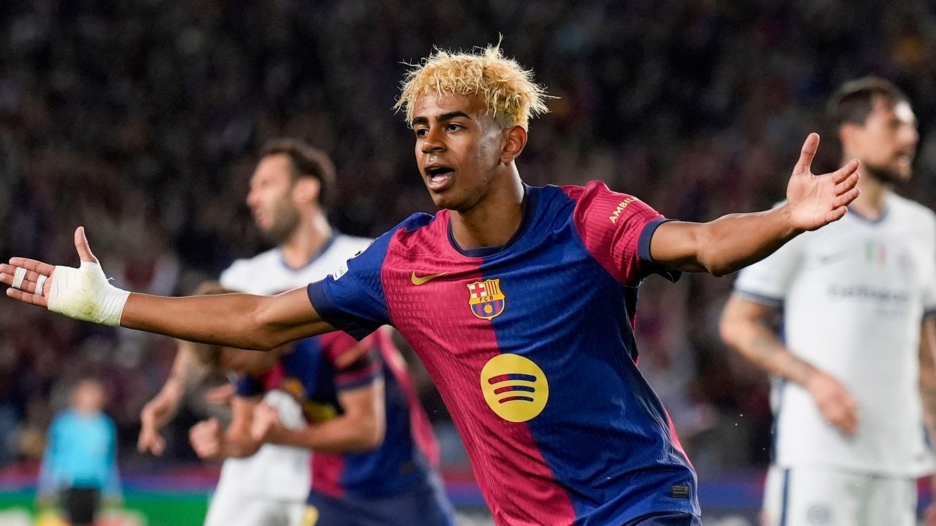 Lamine Yamal oslavuje gól do siete Barcelony.