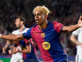 Lamine Yamal oslavuje gól do siete Barcelony.