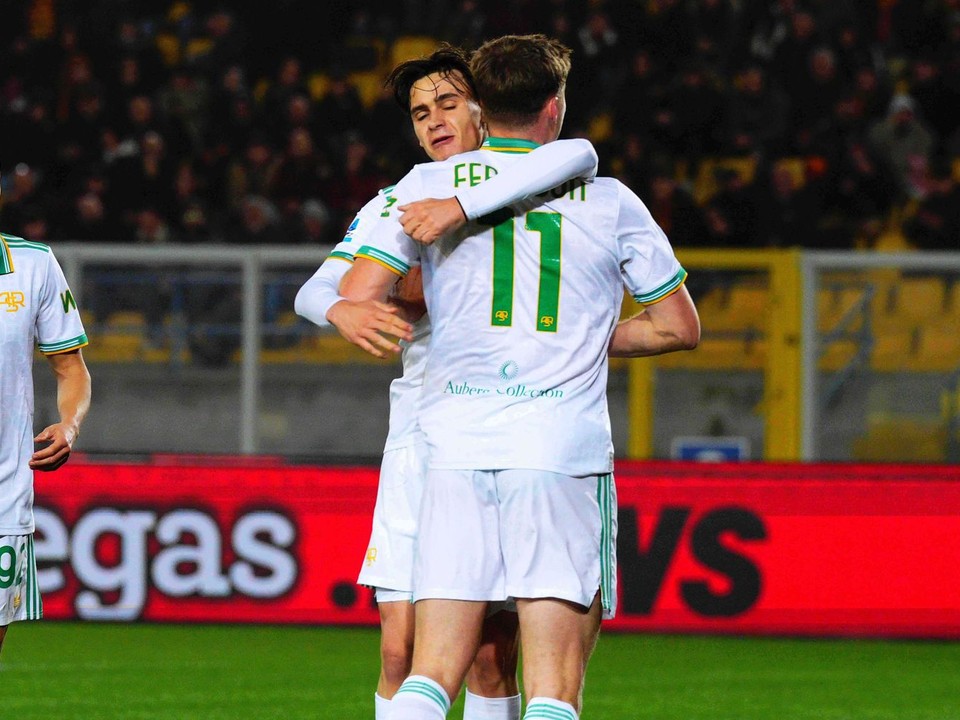 Hráč Ríma Evan Ferguson (vpravo) oslavuje so spoluhráčmi po tom, ako skóroval v zápase talianskej ligy Serie A US Lecce - AS Rím.