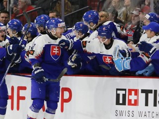 Slovenskí hokejisti sa tešia po strelenom góle v zápase Slovensko - USA na MS v hokeji do 20 rokov 2023.