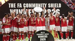 Hráči Arsenalu oslavujú a uprostred Martin Odegaard zdvíha trofej po ich víťazstve v Community Shield.