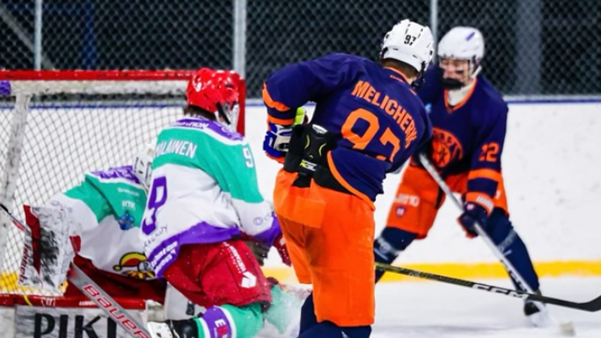 Max Melicherík v zápase pod holým nebom v drese Tappara Tampere.