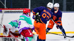 Max Melicherík v zápase pod holým nebom v drese Tappara Tampere.