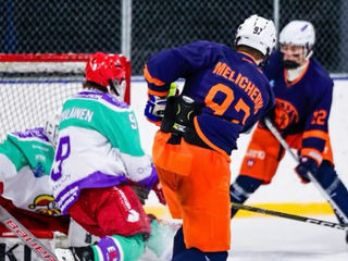 Max Melicherík v zápase pod holým nebom v drese Tappara Tampere.