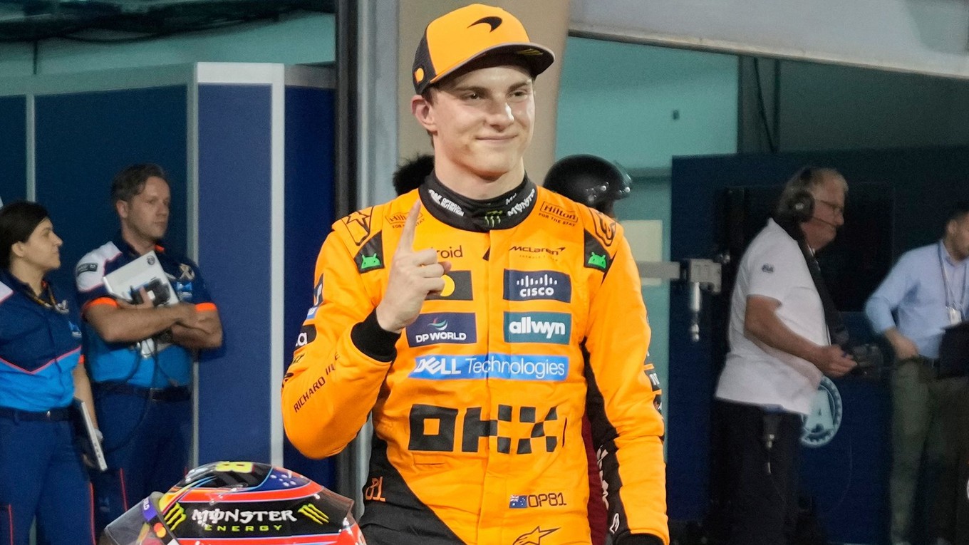 Jazdec McLarenu Oscar Piastri po víťazstve v Bahrajne.