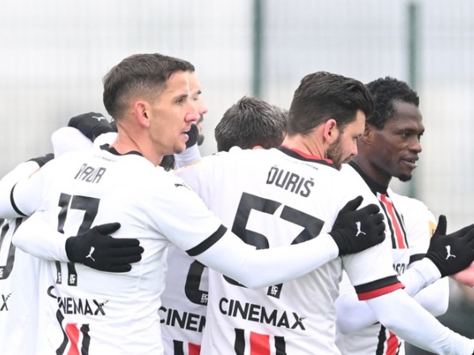 Radosť hráčov Spartaka Trnava v zápase s Interom Bratislava.