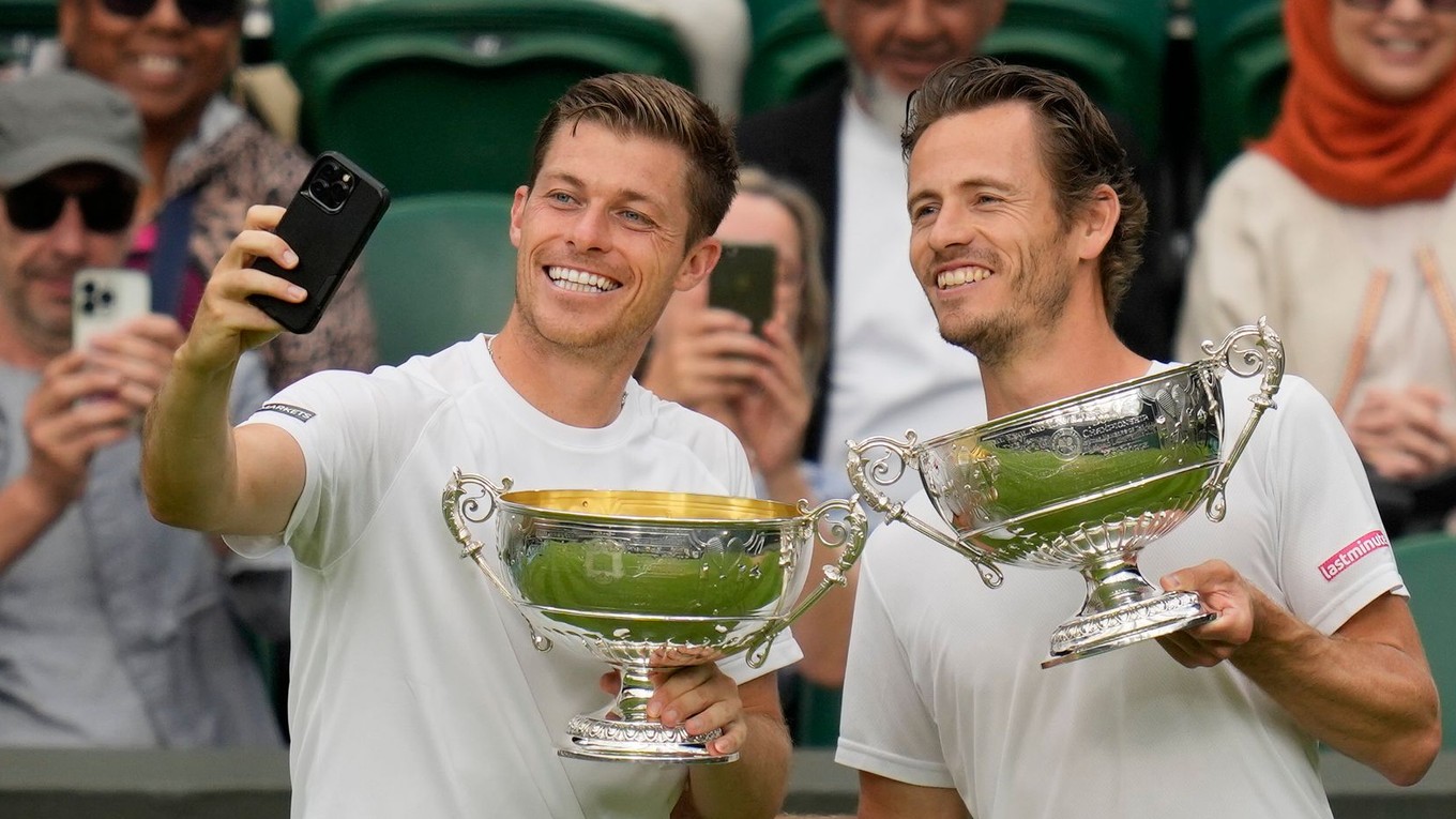Neal Skupski (vpravo) a Wesley Koolhof vyhrali štvorhru vo Wimbledone 2023. 