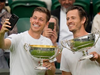 Neal Skupski (vpravo) a Wesley Koolhof vyhrali štvorhru vo Wimbledone 2023. 