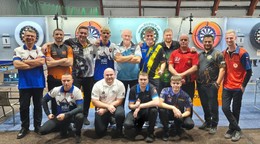 Účastníci jesennej edície šípkarskej Niké Dart Ligy 2025. 