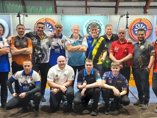 Účastníci jesennej edície šípkarskej Niké Dart Ligy 2025.