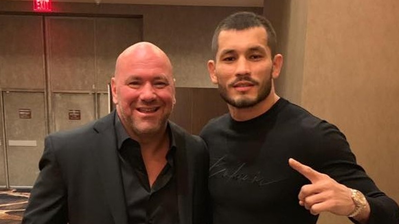 Prezident UFC Dana White a uzbecký zápasník Makhmud Muradov.