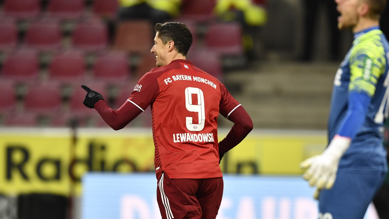 Robert Lewandowski (vľavo) z Bayernu Mníchov oslavuje tretí gól proti Kolínu.
