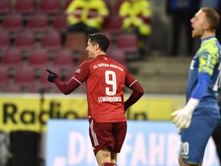 Robert Lewandowski (vľavo) z Bayernu Mníchov oslavuje tretí gól proti Kolínu.