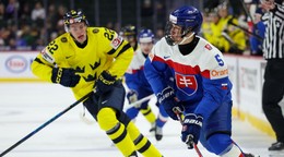 Filip Kovalčík (vpravo) a hráč Švédska Loke Krantz.