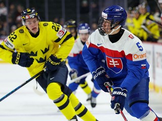 Filip Kovalčík (vpravo) a hráč Švédska Loke Krantz.