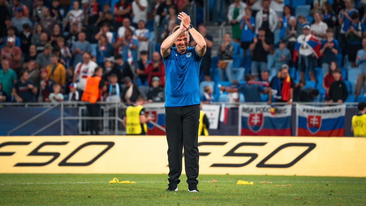 Tréner Jaroslav Kentoš sa lúči s fanúšikmi po zápase Slovensko - Rumunsko na EURO U21. 