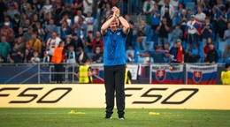 Tréner Jaroslav Kentoš sa lúči s fanúšikmi po zápase Slovensko - Rumunsko na EURO U21. 