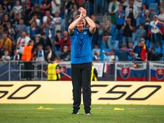 Tréner Jaroslav Kentoš sa lúči s fanúšikmi po zápase Slovensko - Rumunsko na EURO U21. 
