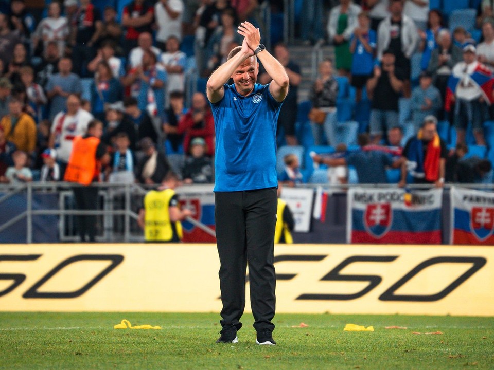 Tréner Jaroslav Kentoš sa lúči s fanúšikmi po zápase Slovensko - Rumunsko na EURO U21. 