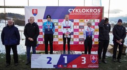 Viktória Chladoňová na pódiu po víťazstve na MSR v cyklokrose 2024.