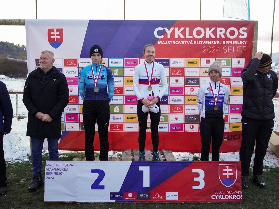 Viktória Chladoňová na pódiu po víťazstve na MSR v cyklokrose 2024.