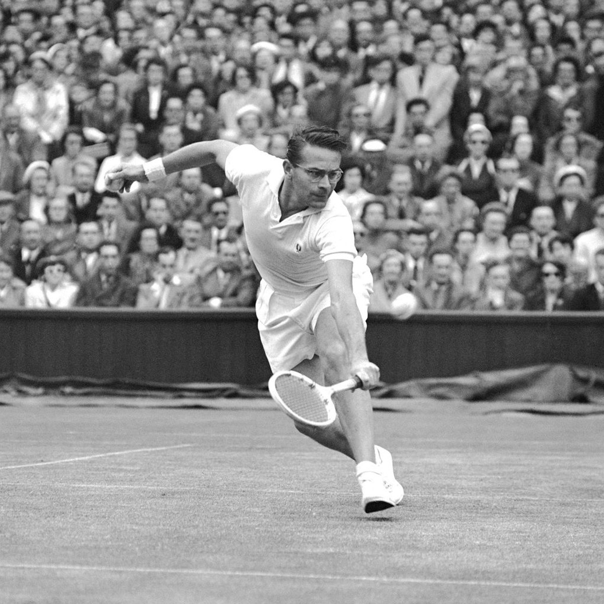 Jaroslav Drobný na tenisovom turnaji vo Wimbledone v roku 1954.