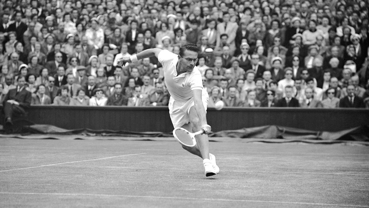 Jaroslav Drobný na tenisovom turnaji vo Wimbledone v roku 1954.