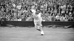 Jaroslav Drobný na tenisovom turnaji vo Wimbledone v roku 1954.