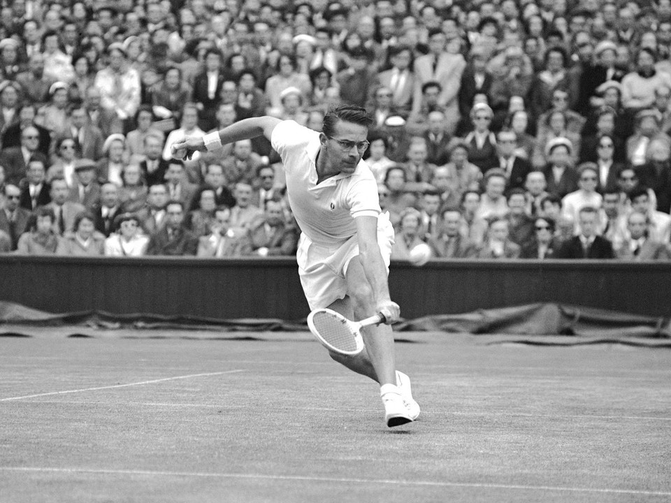 Jaroslav Drobný na tenisovom turnaji vo Wimbledone v roku 1954.