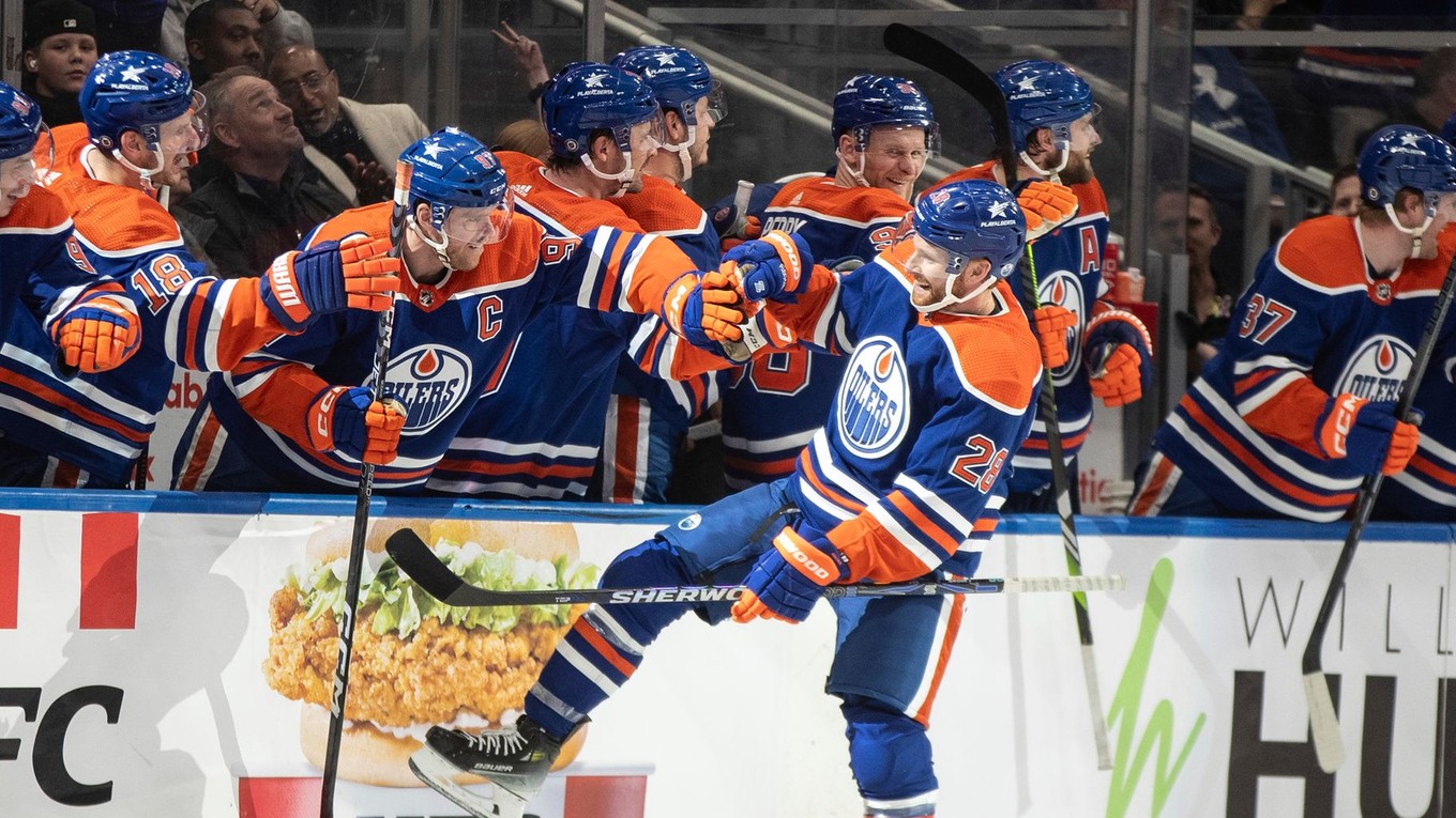 Hokejista Edmontonu Oilers Connor Brown sa teší z prvého gólu v sezóne.