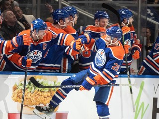 Hokejista Edmontonu Oilers Connor Brown sa teší z prvého gólu v sezóne.