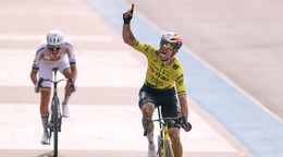 Wout van Aert zdolal Tadeja Pogačara a stal sa víťazom Paríž - Roubaix 2026.