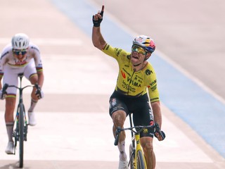 Wout van Aert zdolal Tadeja Pogačara a stal sa víťazom Paríž - Roubaix 2026.