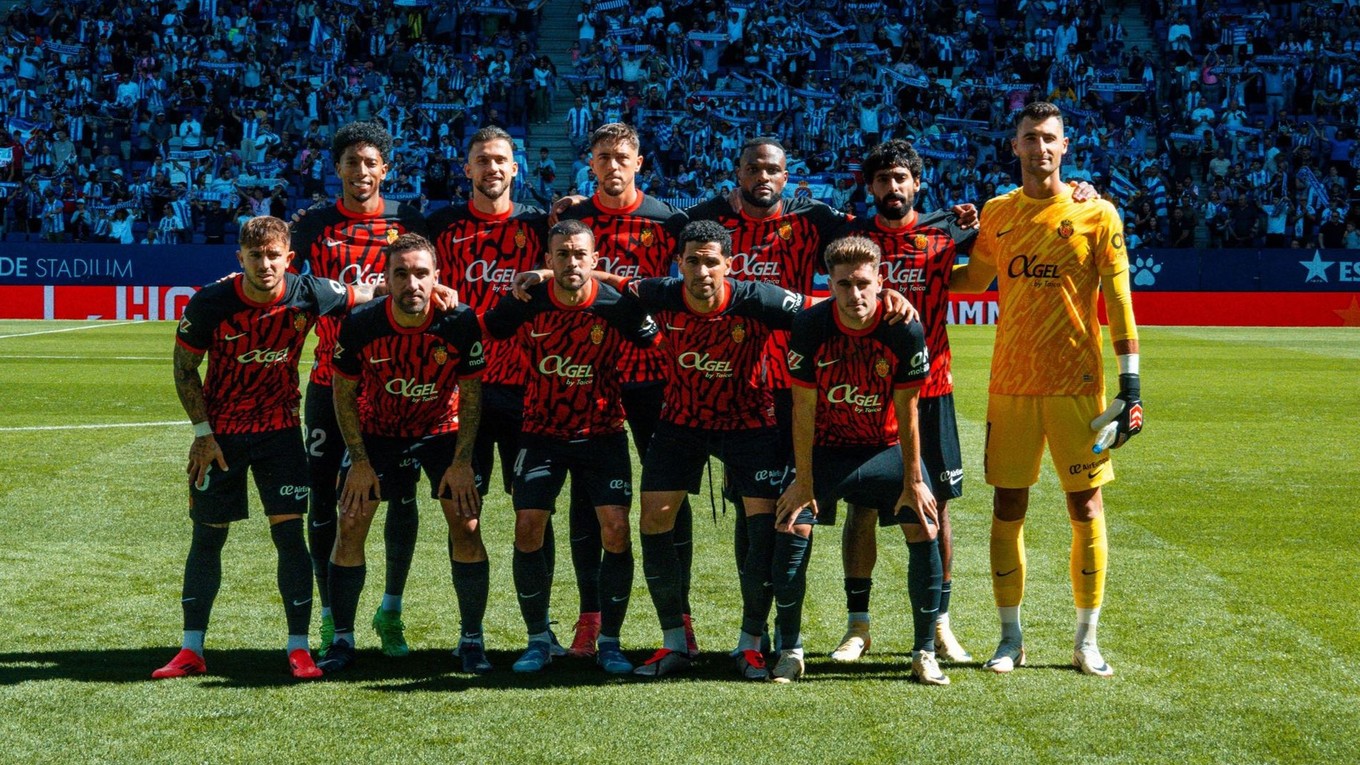 Brankár Dominik Greif (vpravo) so spoluhráčmi z RCD Mallorca pred zápasom proti Espanyol Barcelona v 8. kole La Ligy.